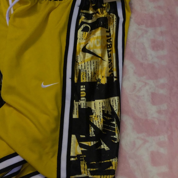 Nike basketball shorts men’s medium - Picture 2 of 4